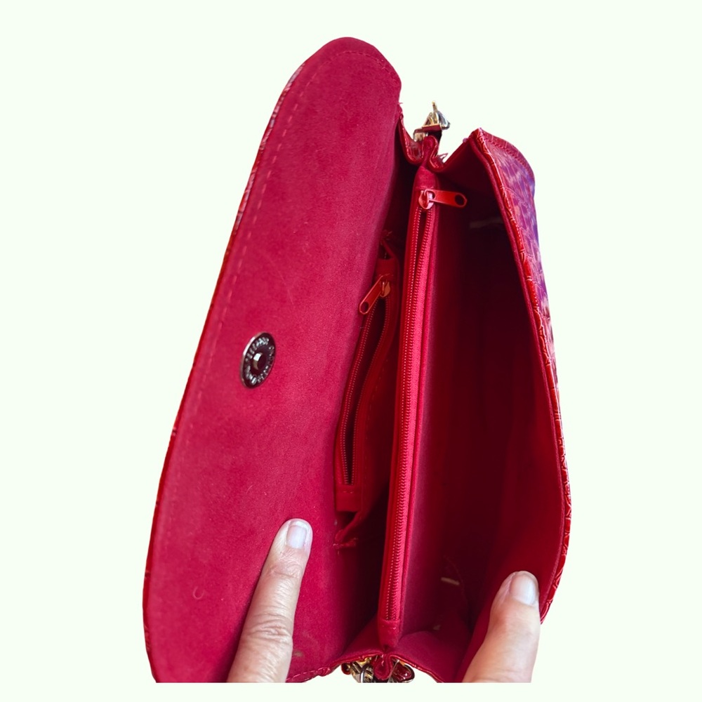 Red Crocodile-Textured Crossbody Bag - Picture 4 of 5